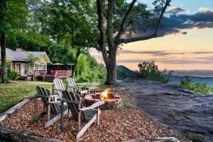 Cloudland Retreat with Mountain and Valley Views! - Mentone