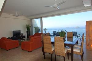 Beachfront PH Amara Ixtapa