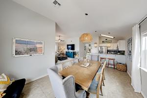 Three-Bedroom House room in New Listing! Fisherman’S Blues -- Walk To Beach! Home