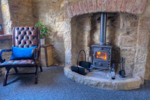 The Rockpool - private hot tub and sea views