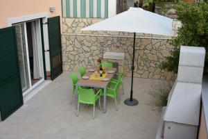 NEW Holliday House Ardura