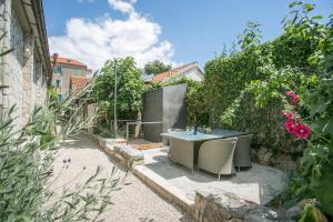 Absolutely perfect location minutes from old Town