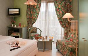 Hotels Logis Hostellerie Motel Au Bois Le Sire : Chambre Double avec Balcon