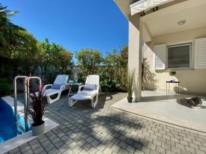 Private pool and Mediterranean garden apt Mia