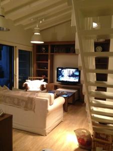 Sani Villa Leventis, Apollon and Sokrates Corner