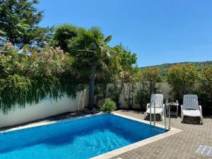 Private pool and Mediterranean garden apt Mia 
