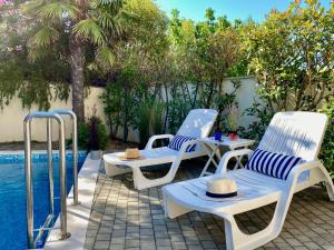 Private pool and Mediterranean garden apt Mia