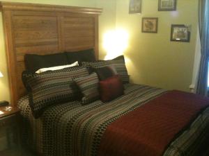 Queen Room with Private Bathroom with Shower room in Bayberry House Bed and Breakfast