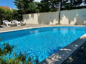 Private pool and Mediterranean garden apt Mia