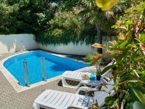 Private pool and Mediterranean garden apt Mia