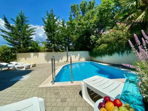 Private pool and Mediterranean garden apt Mia