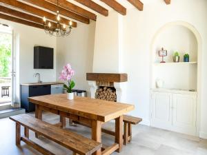 Maisons de vacances Charming house with private pool and games room in Coubjours : photos des chambres