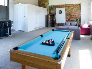 Maisons de vacances Charming house with private pool and games room in Coubjours : photos des chambres