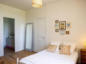Maisons de vacances Holiday home with pool in Coubjours : photos des chambres