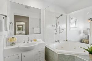 Castaway Cove Beachfront Home by Stay Noosa