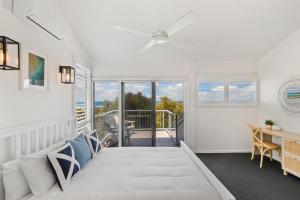 Castaway Cove Beachfront Home by Stay Noosa