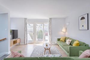 3 Bedroom Jesus Green Townhouse with Parking
