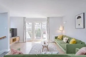 3 Bedroom Jesus Green Townhouse with Parking - Milton