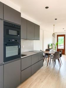 ACOGEDOR APARTAMENTO CON TERRAZA Y PARKING Publico EN COMILLAS