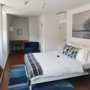 Top City Center Apartments location next to Lion Monument