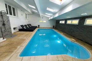 Villas Villa Auxerre luxe Piscine Interieure proche Paris sans Vis-a-vis : photos des chambres