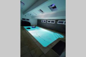 Villas Villa Auxerre luxe Piscine Interieure proche Paris sans Vis-a-vis : photos des chambres