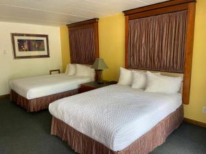 Deluxe Family Suite room in Trails End Motel