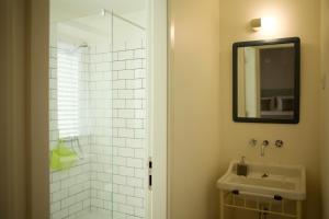 THE HOLY COW - Hostel & Suites