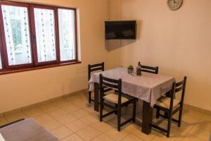 Apartment in Mundanije with balcony, air conditioning, WiFi, washing machine (4912-3)