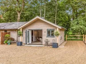 Pass the Keys Delightful 1 bed lodge in South Downs village - Funtington