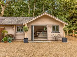 Delightful 1 bed lodge in South Downs village - Pass the Keys