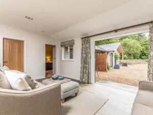 Pass the Keys Delightful 2Bed Lodge in Downland Village - Funtington