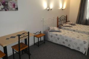 Hotels eTANIT ! Parking VelO, Etape Bicycle - 1mn a toute Connection Bus,Train et Aeroport - Calme Plein Centre de Beziers pour visiter,manger - Chambres Climatisees, Spacieuses Amenagees pour Singles, Couple, et ou Familles - Consigne et Petit Dej en plus : photos des chambres