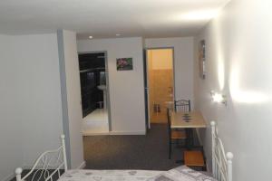 Hotels eTANIT ! Parking VelO, Etape Bicycle - 1mn a toute Connection Bus,Train et Aeroport - Calme Plein Centre de Beziers pour visiter,manger - Chambres Climatisees, Spacieuses Amenagees pour Singles, Couple, et ou Familles - Consigne et Petit Dej en plus : photos des chambres