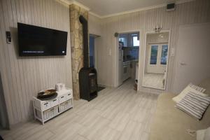 Lakilak pihenőház a Holt-Tisza partján, termálfürdőnél, Lakitelek