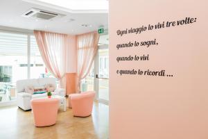 Viva Beach Hotel - 20m from the Beach & Large Breakfast