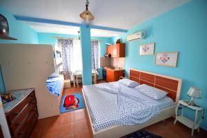 Lovely Apartment w AC + Bath. + Kitchen + Parking and Garden