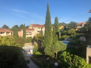 2P Terrasse vue piscine et jardin tropical La Croix Valmer