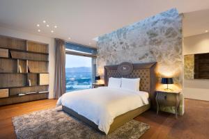 Bayhill Pool & Villa