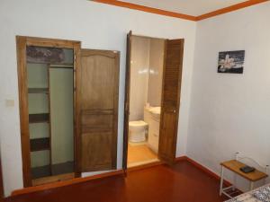 Hotels eTANIT ! Parking VelO, Etape Bicycle - 1mn a toute Connection Bus,Train et Aeroport - Calme Plein Centre de Beziers pour visiter,manger - Chambres Climatisees, Spacieuses Amenagees pour Singles, Couple, et ou Familles - Consigne et Petit Dej en plus : Chambre Triple avec Balcon