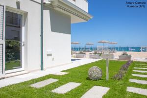 Deluxe Double Room with Side Sea View