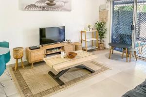ZEN GARDEN - COZY 2-BR + Modern Design w Aircon