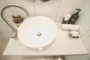 ZEN GARDEN - COZY 2-BR + Modern Design w Aircon