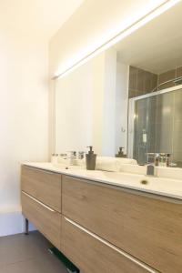 Modern apartment 2 bedrooms quiet terrace in a palm beach area, 30 meters from seaside