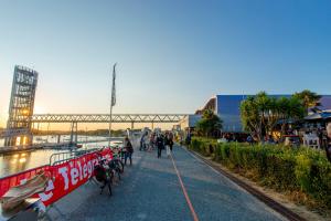 Appartements 300 m Plage et Centre Ville - Parking Privatif et Gratuit sur Place - Terrasse Bois : photos des chambres