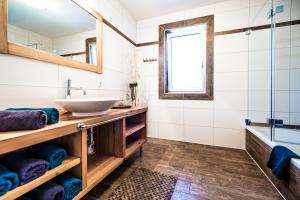 Two-Bedroom Apartment with Balcony room in Obermayrgut