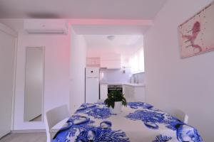 A - luxury apt in center just 5min from beach