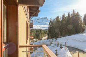 Spacious Family 2-bed, 2-bath with parking, private piste