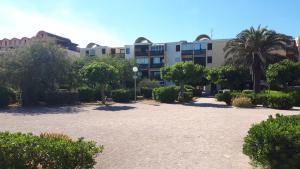 Studio cabine avec jardinet à 30 m de la plage, au calme.