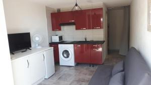 Studio cabine avec jardinet à 30 m de la plage, au calme.